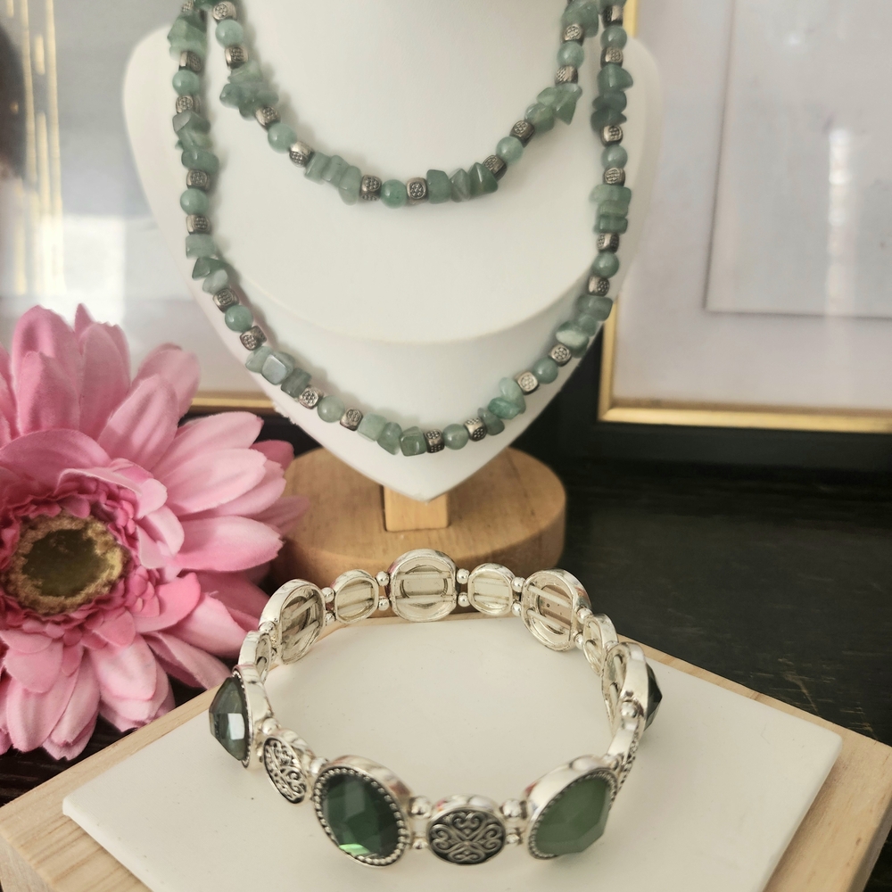 Natural Stones ans Crystals Green and Silver Jewelry Set